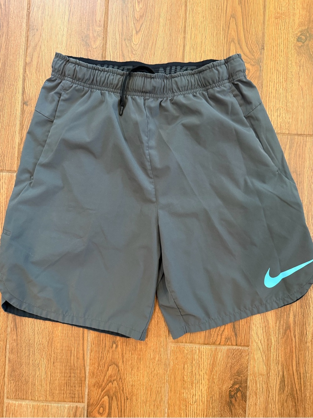 Nike Men's Gray Shorts 8” pockets with Teal Accent/ medium - Picture 2 of 4